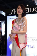 组图：杨谨华提前过母亲节 感情稳定妈妈不催嫁