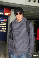 组图：何润东由日本安全抵港 谈遇震心有余悸