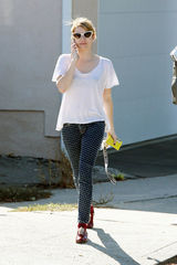 组图：艾玛-罗伯茨清爽装扮戴墨镜逛街