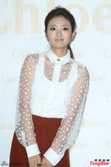 组图：安以轩斑点透明装亮相 红色长裤优雅干练