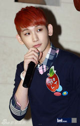 组图：韩国男团Led apple晓夕荣俊生日见面会