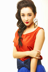 组图：杜晓婷拍摄复古写真 艳丽百变HOLD得住