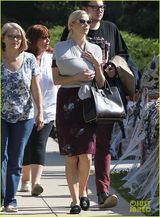 组图：34岁美国女星双胸托宝宝升级I奶