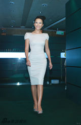 幻灯图集：李玟纯白洋装贝嫂设计 备战赌城巡演