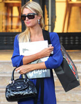 高清组图：帕丽斯-希尔顿和妹妹驾车外出购物