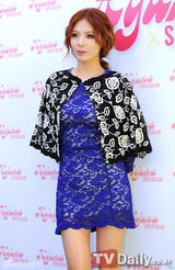 组图：4minute泫雅自推时装品牌 蕾丝短裙性感抢眼