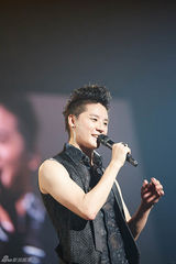 组图：JYJ金俊秀放歌名古屋 2.4万粉丝热情捧场