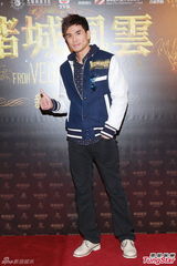 组图：《赌城风云》团拜 伍允龙为钟嘉欣备惊喜