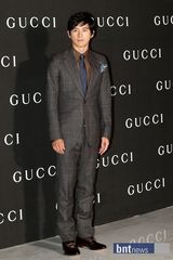 组图：韩彩英大红裙站台十足抢镜 申世京低胸性感