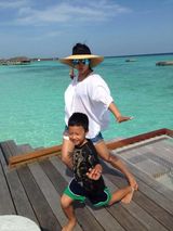 组图：孙悦海外度假照曝光 一家三口晒幸福