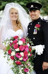 组图：英国女教师婚礼邀请80位伴娘参加