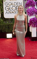 组图：娜奥米沃茨简洁金裙 腋下镂空春光迷人