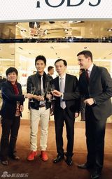 组图：张晓龙名店剪彩 亲手做鞋体验意式工艺