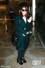 组图：KARA赴日开唱现身机场 具荷拉裹大衣