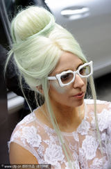 组图：Lady Gaga伦敦现身 顶绿色道姑头蕾丝配皮草