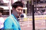 组图：冯绍峰戛纳街头写真 蓝色西装绅士风格