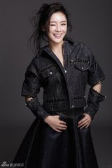 组图：袁姗姗演绎轻摇滚女 性感俏皮笑容诱人