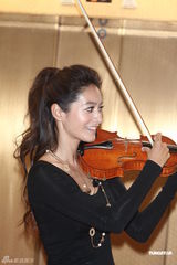 组图：台湾主持人Janet将开音乐会 发布会秀琴艺