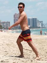 组图：英国跳水正太戴利海滩度假 身材略显发福