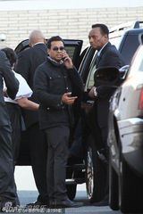 组图：惠特尼-休斯顿家人哀悼 其母现身需人搀扶