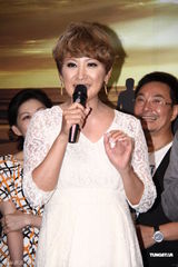 组图：张国立宣传《原乡》 与女演员避嫌