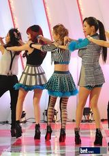 组图：少女时代泰蒂徐亮相《冠军秀》展火热舞台