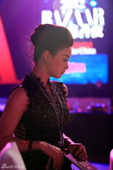 组图：蒋欣复古端庄亮相芭莎慈善夜