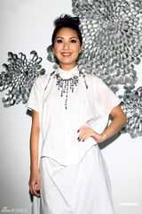 组图：杨千嬅台北发新专辑 陈乔恩送汤慰劳打气 