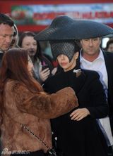 组图：Gaga现神秘造型 黑草帽连面具似武林中人