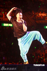 幻灯图：陈奕迅个唱为张国荣流泪 父亲妻女纷纷捧场