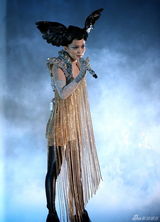 张韶涵个唱披黄金衣变外星女王 含泪谢父母(图)