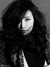 组图：王雅捷演绎黑白写真 大V真空装展现性感曲线