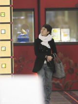 幻灯图：海清素颜逛街讨价还价 不改低调节俭本色