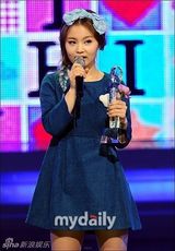 组图：韩女团舞台装尺度无下限 薄纱透视露底