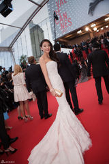 组图：张雨绮连走红毯 裙装华贵各有特色