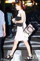 组图：少女时代泰妍Tiffany机场照性感优雅