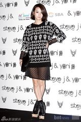 组图：李孝利孔孝真等众韩星盛装助阵大型时装秀