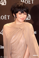 组图：徐若瑄衣服被台风吹起 忧心走光花容失色