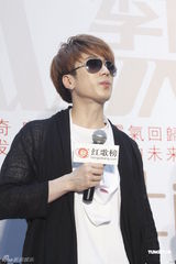 组图：韩星李在元签唱 全场戴大黑超