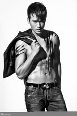 组图：高云翔硬汉写真赤裸上身 壮硕腹肌展型男性感