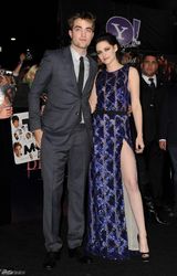 组图：《破晓》首映三人组亮相 斯图尔特秀长腿