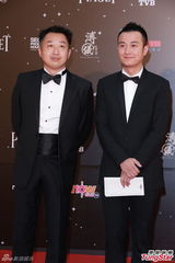 组图：文章黑西服帅气亮相金像奖红毯