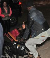 组图：Gaga红蕾丝高跟现身 奢华轮椅彰显地位