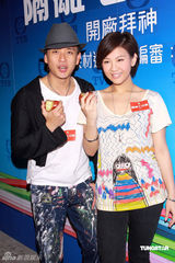 高清图：马浚伟与郭羡妮冰释前嫌亲密拍照