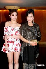 幻灯图集：赌王三太携女出席活动 透露赌王状况良好