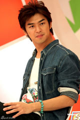 组图：陈柏霖为新剧节目录制 否认帮女友洗内裤