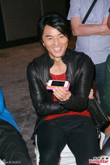 组图：古惑仔将登红馆开唱 陈小春感慨落泪