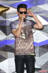 组图：周汤豪获粉丝荧光装庆生 母亲比莉姐抢镜