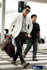 组图：郑雨盛(郑宇成)帅气亮相机场赴米兰参加时装周