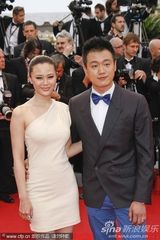 组图：佟大为关悦戛纳走秀 夫妻恩爱形影不离